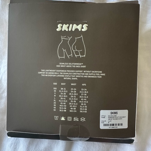 SKIMS Seamless Sculpt High Waist Above the Knee Short Shapewear - Picture 6 of 10